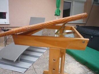 predám rastúci ergonomický drevený stôl pre deti