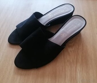 Nové, nenosené dámske šľapky.