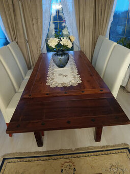 masívny jedálenský stol