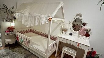 Drevena domcekova postel s rostom a matracom