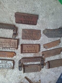 Staré liatinové nápisy odliatky