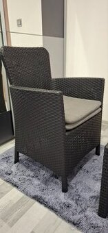 Ratanove kreslo a stolik