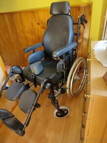 Polohovací invalidný vozík