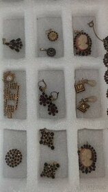 Starožitné šperky brože, Česky granát