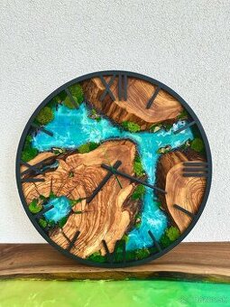 Machove hodiny s olivovym drevom a epoxidom 50cm priemer