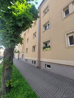3 Izbovy zrekonštruovaný a zariadený byt v centre mesta