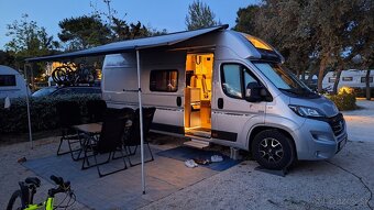 Komfortný karavan Dreamer Campervan XL – automat, 4 miesta,