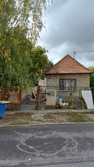 Na predaj pozemok v Šali so starým rodinným domom