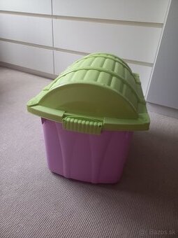 Truhlica na kolieckach na odkladanie veci