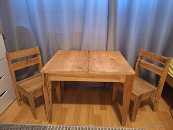 Drevený stôl so stoličkami