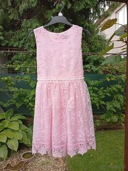 Ružové šaty dievča