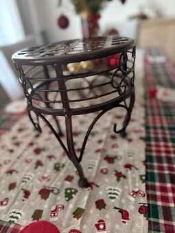 Kovový stojan na kvety – dekoratívny stolček