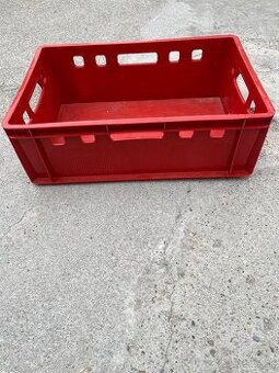 Červené prepravky na mäso