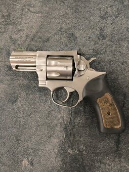Predám krátku opakovaciu zbraň Ruger GP100 kal.357 mag.