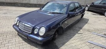 Lacno rozpredám Mercedes-benz E320 na náhradné diely