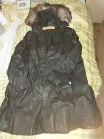 Čierny kožený kabát s kapucňou s kožušinou vo vynikajúcom st