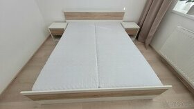 Manzelska postel s matracmi a nocnymi stolikmi