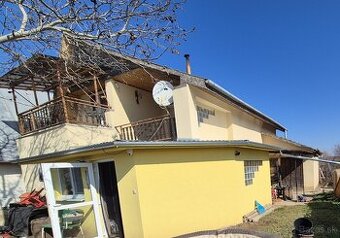 Predaj podkrovnej rekreačnej chaty s vínnou pivnicou v Chotí