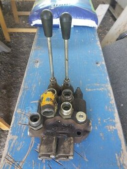 Dvojpáčkový hydraulický rozvádzač/hydraulika