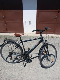 Čierny cestný bicykel