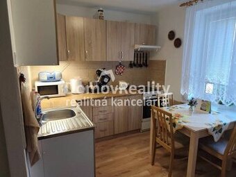 Pekný 1 izb. byt v Handlovej – centrum, 32 m2, kompletne zre