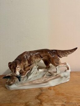 Lovecký pes s korisťou Royal Dux