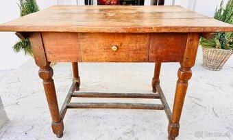 Starožitný ľudový stôl
