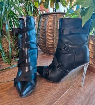 Extravagantné členkové čižmy – veľkosť 40 (Sergio Todzi)