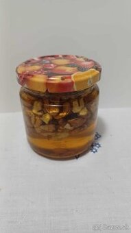 Vlašské orechy v mede.