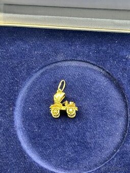 Predám zlatý prívesok autíčka