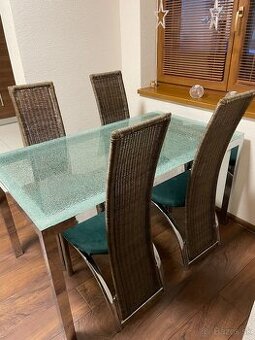 Jedálenský stôl sklenený