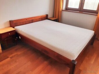 Drevená posteľ, rošt, 2x nočné stolíky, šuflík pod posteľ