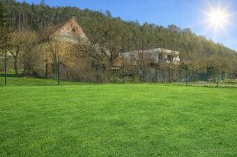 Stavebný pozemok so starým domom