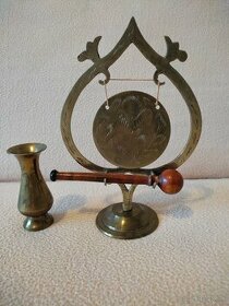 Bronzový gong a vázičku