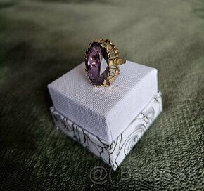 Starý zlatý prsteň s fialovým kameňom