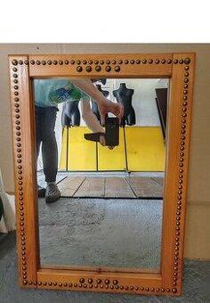 Zrkadlo v masívnom zdobenom ráme