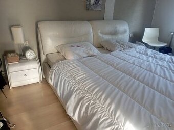 Manželská kožená posteľ s nočnými stolíkmi