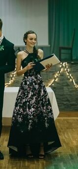 Spoločenské šaty čierne s kvetmi