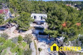 NA PREDAJ šarmantný dom / 72 m² /s výhľadom na more na ostro