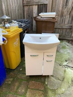 Predám skrinku, digestor, radiátor, svetlo