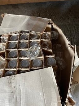 Rôzne sklenené fľaštičky