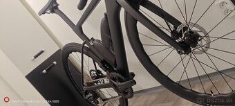 Kompletný karbónový cestný bicykel s elektronickým radením