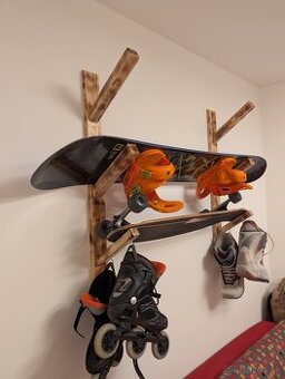 Drevený regál na lyže/snowboard a pod.