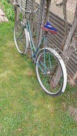 Starý bicykel na zreštaurovanie