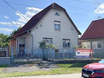 Novinka - rodinný dom s veľkým rovinatým pozemkom 1370 m2 - 