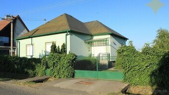 Harmonický rodinný dom s vkusne upraveným pozemkom, jazierko