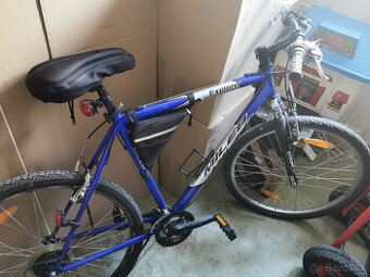 Stary bicykel modry