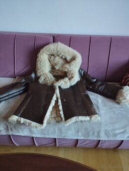 Dámsky kabát z pravej kože.