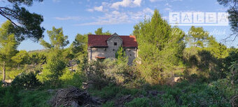 CHORVÁTSKO, OSTROV BRAČ - KAMENNÝ DOM ZO 16. STOROČIA, ZÁTOK