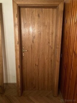 Dubové masívne dvere so zárubňou